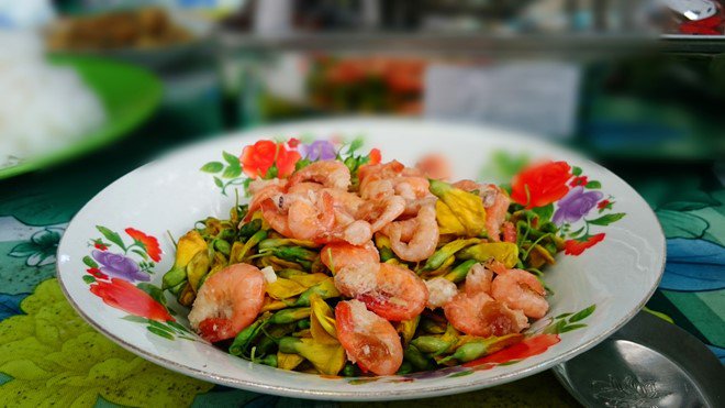 Bông điên điển nhỏ, vị hơi nhẫn. Bạn có thể dùng loại hoa này để nấu canh chua, xào tép, ăn lẩu, ăn kèm bánh xèo, ăn gỏi… Ảnh: An Huỳnh. Bông điên điển nhỏ, vị hơi nhẫn. Bạn có thể dùng loại hoa này để nấu canh chua, xào tép, ăn lẩu, ăn kèm bánh xèo, ăn gỏi… Ảnh: An Huỳnh.